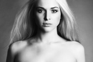 Fotografie alb-negru fata blonda par lung